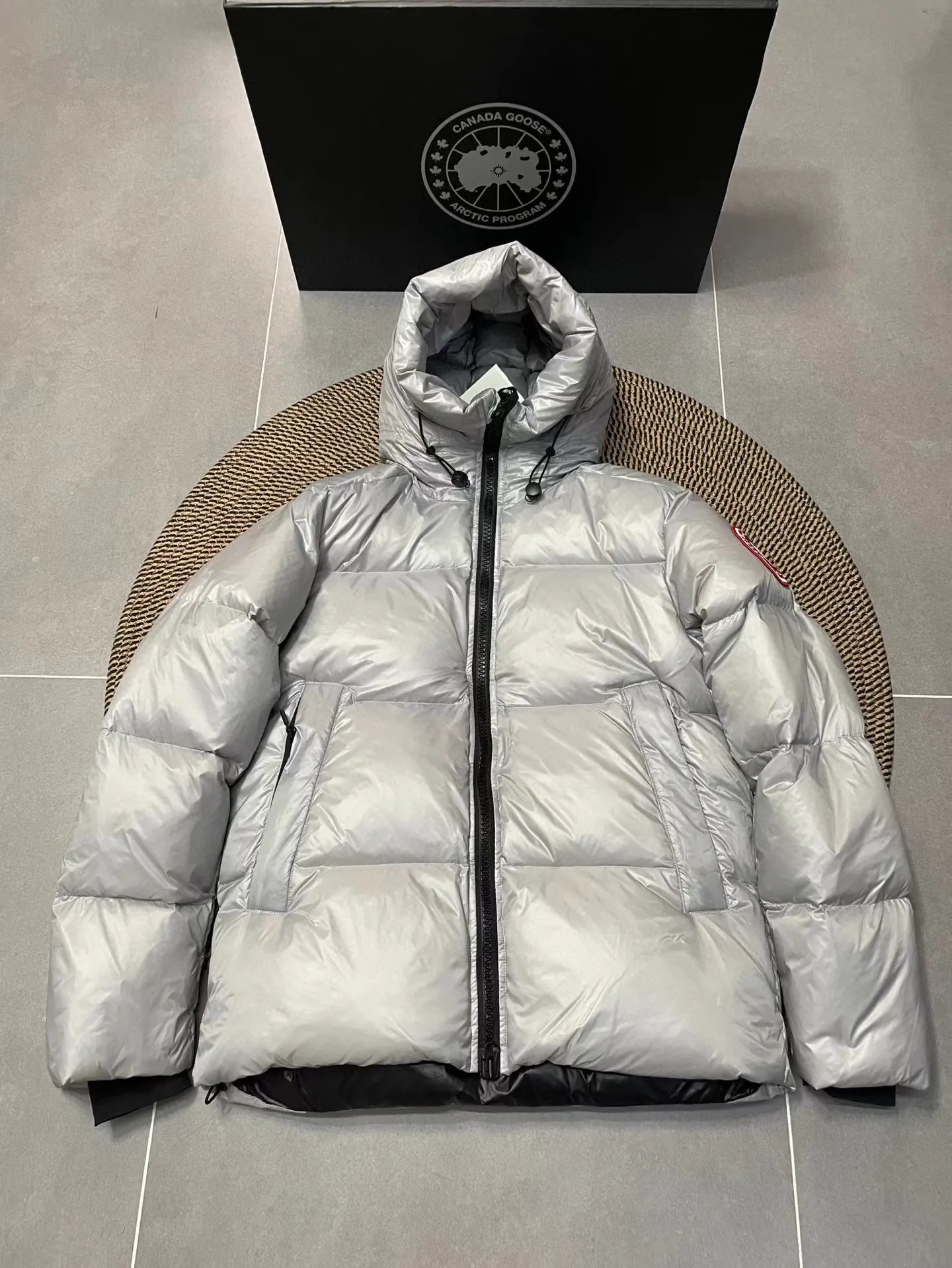 P780 Gray Red Label Top Version 𝘾𝘼𝙉𝘼𝘿𝘼 𝙂𝙊𝙊𝙎𝙀/Canada Goose 2023 Limited New Crofton Puff Down Jacket Pure Guangzhou Inspection 95 White Duck Down Filling‼  Top version, ceiling level‼ Crofton soft bread, the latest style in 2023, has a cold protection effect of up to level 4. It is made of recycled Feather-Light tear-resistant fabric. It is ultra-light and has no weight on the upper body at all! The unique black label highlights your temperament‼  Canada Goose, a Canadian brand, has always been recognized as the warmest down jacket. Various Instagram celebrities, Internet celebrities, and celebrities often wear it for street photos. I do Canada Goose every year, but I still can’t get rid of my love for geese. No matter how cold the winter is, there is no need to be afraid, because there are geese! Filled with 80% white duck down, Canada Goose is the legendary warmest down jacket and is known as a must-have for Arctic outdoor sports! The most popular down jacket in the world, celebrities are rushing to buy it, it is a must-have! Same style for men and women Size: S-XXL